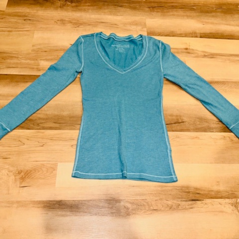 Vintage Y2K Women's top. Size XL. Aeropostale. Long sleeved Ribbed V neck Henley